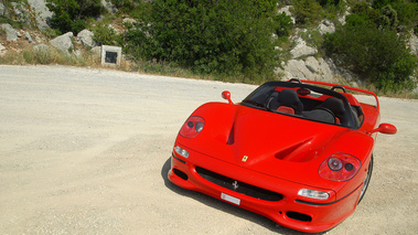 Ferrari F50 rouge face avant penché 2