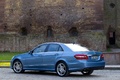 Mercedes E500 bleu 3/4 arrière gauche