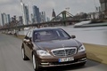 Mercedes S600 marron 3/4 avant droit travelling penché