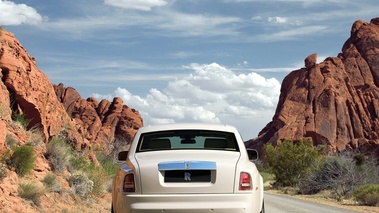 Rolls Royce Phantom blanche vue arrière