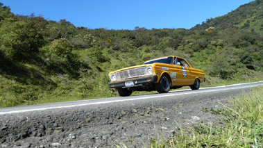 Chevrolet Comète, jaune, cplongée, 3-4 avg