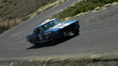 Ford Mustang bleu, action 3-4 avd