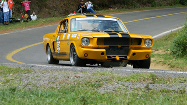 Ford Mustang jaune, action 3-4 avd