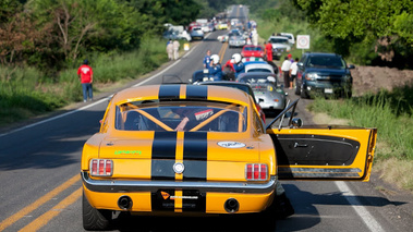 Ford Mustang, jaune, dos