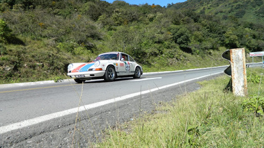 Porsche 911 blanc, action, cplongée 3-4 avg