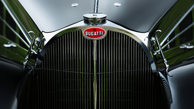 Chantilly Arts & Elégance 2017 - Bugatti Type 57 Atalante noir logo calandre
