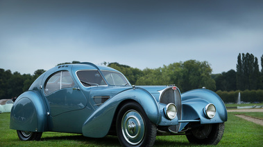 Chantilly Arts & Elégance 2017 - Bugatti Type 57SC Atlantic bleu 3/4 avant droit
