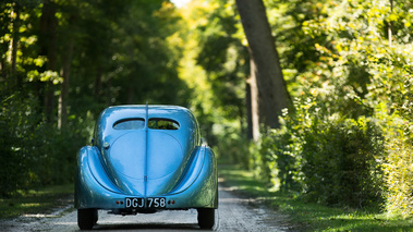 Chantilly Arts & Elégance 2017 - Bugatti Type 57SC Atlantic bleu face arrière
