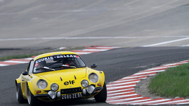 Coupes de Printemps 2012 - Alpine A110 jaune 3/4 avant droit