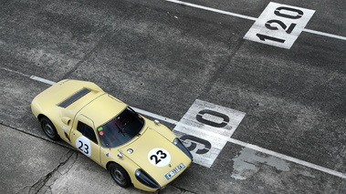 Porsche 904 GTS beige 3/4 avant droit vue de haut