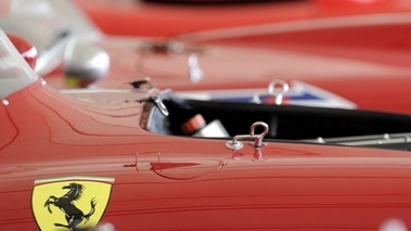 Goodwood Revival - Détail capot Ferrari, rouge, lat drt
