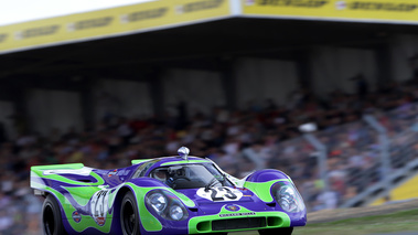 Le Mans Classic 2012 - Porsche 917 violet/vert 3/4 avant droit filé penché