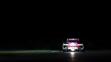 Le Mans Classic 2016 - Porsche 935 blanc/rose face arrière
