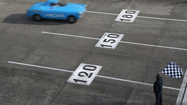 Les Grandes Heures Automobiles 2015 - Peugeot 404 bleu ligne d'arrivée