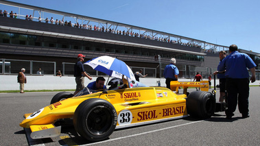 Fittipaldi F8, jaune Skoll, starting grid, 3-4 avg