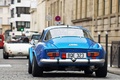 Traversée de Paris 2012 - Alpine A110 bleu face arrière