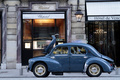Traversée de Paris 2012 - Renault 4CV bleu profil
