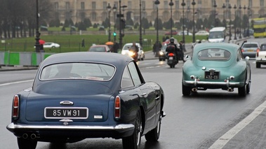 Traversée de Paris 2013 - Aston Martin DB4 bleu face arrière