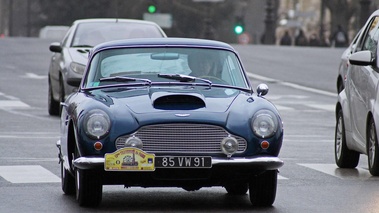 Traversée de Paris 2013 - Aston Martin DB4 bleu face avant