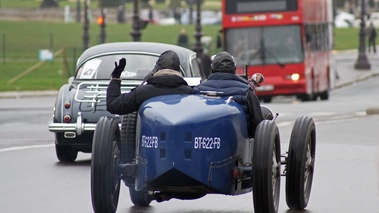 Traversée de Paris 2013 - Bugatti Type 35 bleu 3/4 arrière droit