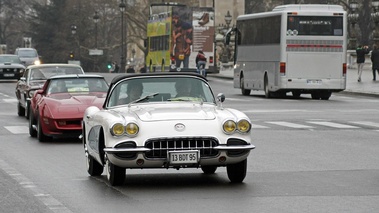 Traversée de Paris 2013 - Chevrolet Corvette C1 Convertible blanc face avant