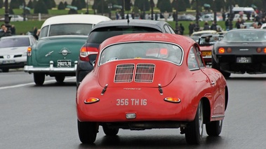 Traversée de Paris 2013 - Porsche 356 rouge face arrière