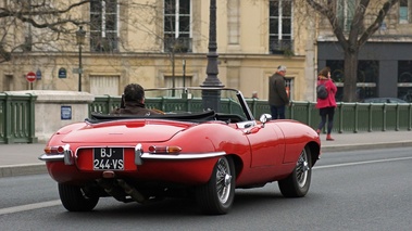 Jaguar Type E Cabriolet rouge 3/4 arrière droit