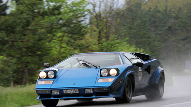 Lamborghini Countach bleu 3/4 avant gauche filé