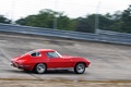 Autodrome Radical Meeting - Chevrolet Corvette C2 rouge 3/4 arrière droit filé