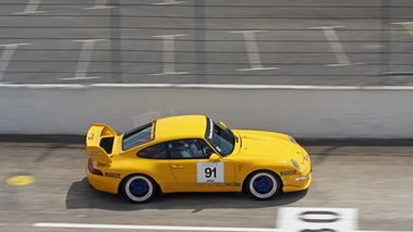 Porsche 993 Carrera RS jaune filé vue de haut
