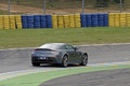 Aston Martin V12 Vantage anthracite 3/4 arrière droit filé