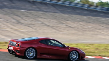 Rendez-Vous Ferrari à Montlhéry 2011 - Ferrari 360 Challenge Stradale bordeaux 3/4 arrière droit filé penché