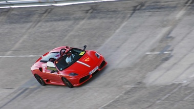 Rendez-Vous Ferrari à Montlhéry 2011 - Ferrari 430 Scuderia 16M rouge 3/4 avant droit filé