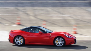 Rendez-Vous Ferrari à Montlhéry 2011 - Ferrari California HELE rouge filé