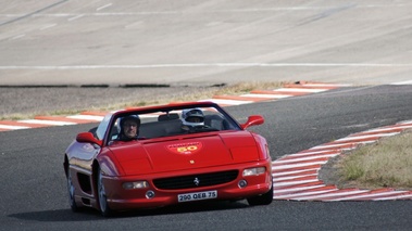 Rendez-Vous Ferrari 2012 - Ferrari 355 Spider rouge 3/4 avant droit