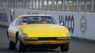 Rendez-Vous Ferrari 2012 - Ferrari 365 GTB/4 Daytona jaune 3/4 avant droit