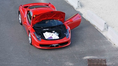 Rendez-Vous Ferrari 2012 - Ferrari 458 Italia rouge 3/4 avant droit capot & porte ouverte vue de haut