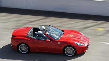 Rendez-Vous Ferrari 2012 - Ferrari California rouge filé vue de haut