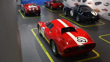Musée Ferrari - 250 LM rouge 3/4 arrière gauche vue de haut