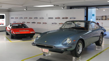 Musée Ferrari - 330 GTC Speciale bleu 3/4 avant gauche