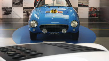 Musée Ferrari - 500 Mondial Berlinetta bleu face avant