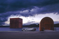 Art & Aston Martin - V8 Vantage anthracite profil 2
