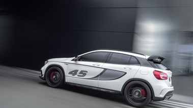 Mercedes-Benz GLA 45AMG Concept - blanc - profil gauche