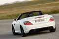 Mercedes SLK 55 AMG blanc 3/4 arrière gauche filé penché