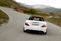 Mercedes SLK 55 AMG blanc face arrière travelling penché