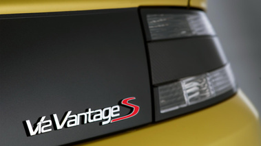 Aston Martin V12 Vantage S jaune logo coffre