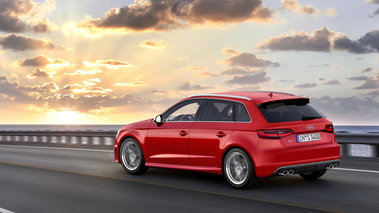 Audi S3 Sportback 2013 - rouge - 3/4 arrière gauche, dynamique