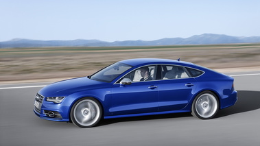 Audi S7 2014 - bleue - 3/4 avant gauche dynamique