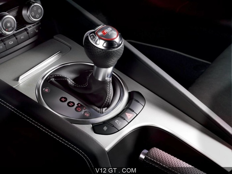 https://www.v12-gt.com/var/v12gt/storage/images/les-plus-belles-photos-de-gt-et-de-classic/photos-gt/audi/audi-tt-rs-plus-rouge-levier-de-vitesses/177679-2-fre-FR/Audi-TT-RS-Plus-Rouge-levier-de-vitesses_zoom.jpg