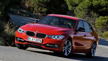 BMW 335i - rouge - 3/4 avant gauche, dynamique 4